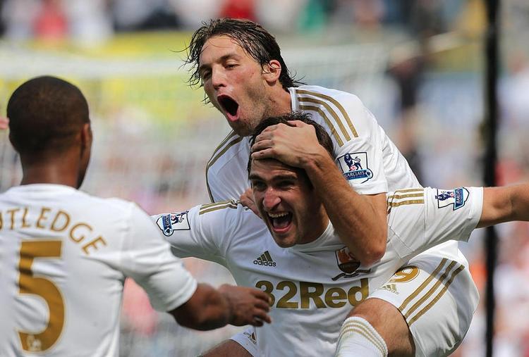 Big. Laudrup skal danse med sidste års Champions League-vindere i semifinalen. Her er Swanseas Danny Graham, der jubler efter en scoring. 