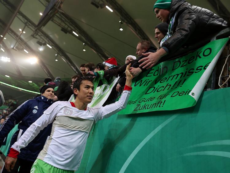 comeback. Wolfsburg-spillerne takker fans for opbakningen efter den sene sejr mod Leverkusen. 