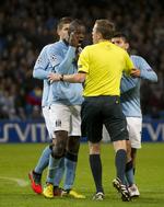 presset. Den danske dommer Peter Rasmussen overfaldes ved slutfløjtet af vrede Manchester City-spillere, der er utilfredse med kampens forløb og et par kendelser i opgøret mod Ajax. 