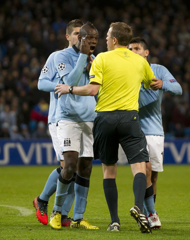 presset. Den danske dommer Peter Rasmussen overfaldes ved slutfløjtet af vrede Manchester City-spillere, der er utilfredse med kampens forløb og et par kendelser i opgøret mod Ajax. 