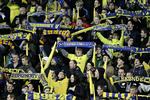 Trofaste. Krisen er total i Brøndby: Pengekassen er tom, holdet liogger til nedrykning og tilhængernes opførsel har ført til bødestraffe. 