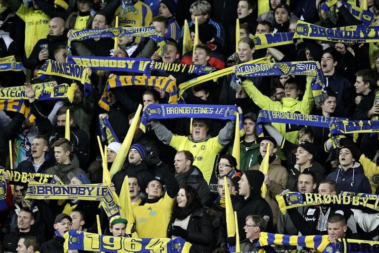 Trofaste. Krisen er total i Brøndby: Pengekassen er tom, holdet liogger til nedrykning og tilhængernes opførsel har ført til bødestraffe. 