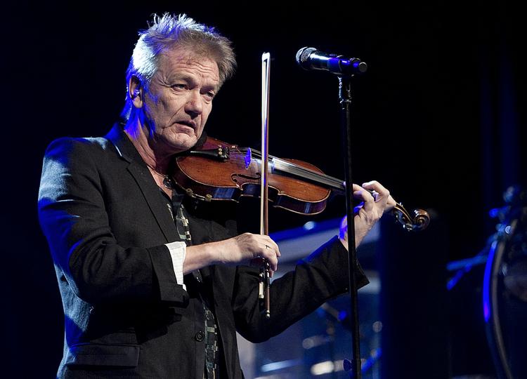 historieforelsket. Lars Lilholt på scenen. 