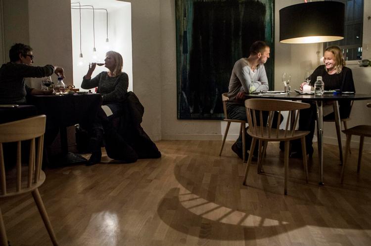 Dunkelt. Både mad og belysning kunne godt tåle en opstrammer hos Feilberg &amp; Otto. 