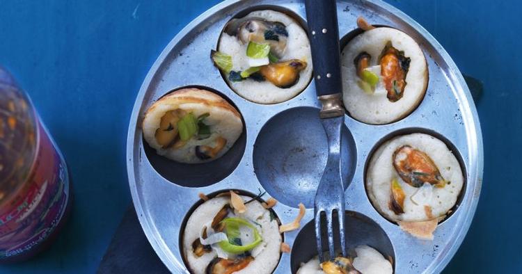 Æbleskiver. De thaiinspirerede halve æbleskiver serveres med sød chilisauce, forårsløg og koriander. 