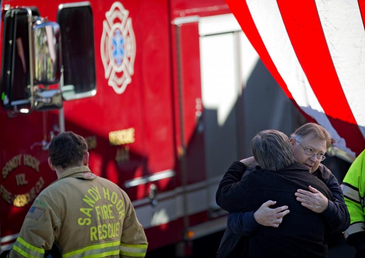 Efterforskerne undersøger alt for at finde frem til, hvad der fik den 20-årige Adam Lanza til at slå 26 mennesker ihjel sidste fredag. Indtil videre er der angiveligt meget få spor at gå efter, så nu går retsmedicineren igang med at undersøge hans sygdomshistorie, for måske at finde en forklaring. 