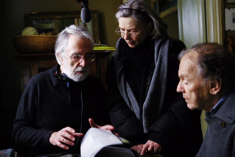 værdighed. Det er værdighed og respektfuld distance, der kendetegner Michael Hanekes omgang med alderdommen og med døden. Her instruerer han (tv.) veteranerne Emanuelle Riva og Jean-Louis Trintignant i filmen 'Amour'. 