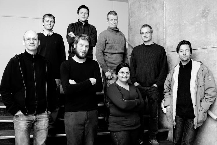 Etik. Holdet af moralfilosoffer sætter fokus på de etiske problemstillinger, vi møder i det daglige.På billedet ses fra venstre mod højre:Sune Lægaard, Rune Klingenberg, Frej Klem Thomsen (bagerst), Kasper Mosekjær (nederst, med skæg), Thomas Søbirk Petersen, Fatima Sabir, Kasper Lippert-Rasmussen og Jesper Ryberg. Jakob v. H. Holtermann og Søren Sofus Wichmann er ikke med på billedet. 