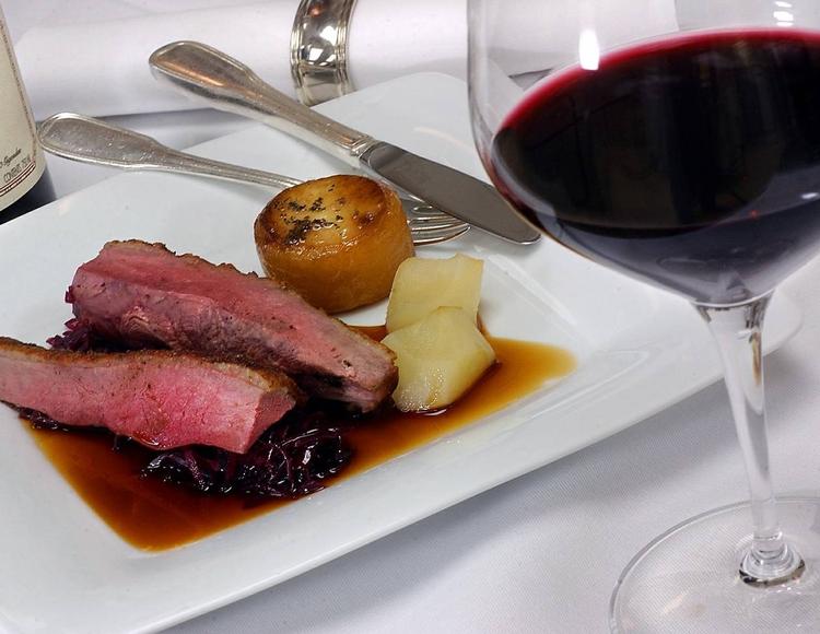 Ledsageren. Rødvinen fra Languedoc-Roussillon kan følger med al slags julemad uden at kny, og det kendetegner den gode julevin. 