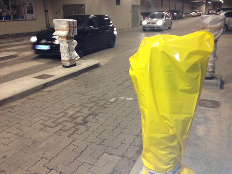 Bom. Denne slags standere betyder som regel, at der skal betales for parkering. Men sådan er det ikke nødvendigvis her. 