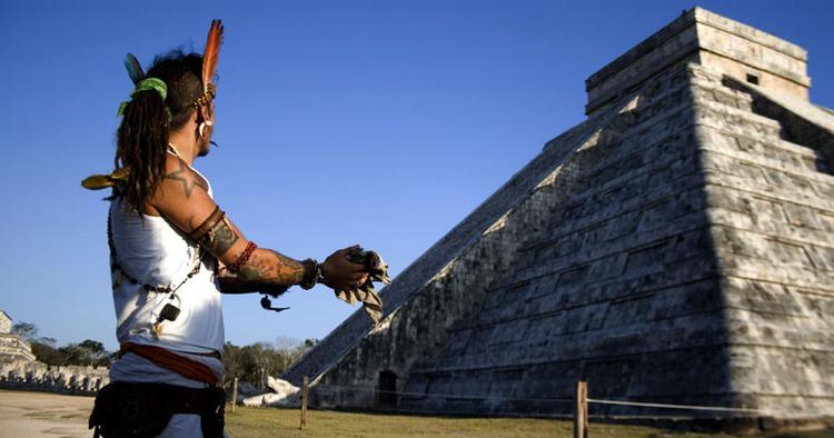 ENDEN. I morgen går jorden under ifølge maya-profetier. Derfor strømmer turister til steder som Chichen Itza-pyramiden i Mexico. 
