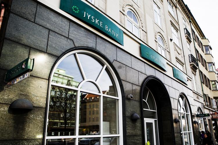 Undskyld. Danske Banks direktør beklager i dag via en Kronik i Politiken, at banken har solgt uigennemskuelige produkter. Jyske Bank har solgt lignende produkter, men deres kunder må se langt efter en undskyldning. 