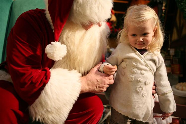 Vintertid. Julemanden med lille pige. 
