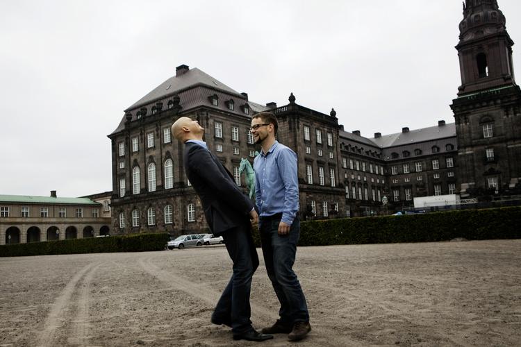 Skifte. Martin Justesen (til højre) har arbejdet for Thor Möger Pedersen og skifter nu til Socialdemokraterne. Han kan dog også hygge sig med borgerlige - her hilser den tidligere Dansk Ungdoms Fællesråd-formand på daværende Venstre Ungdom-formand Jacob Engel Schmidt. 