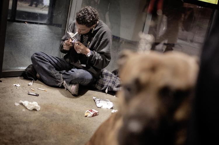 Behov. Det permanente fixerum bistår med sundhedsassistance, rene 'værktøjer' og ro. 