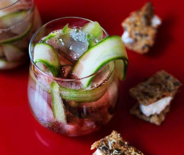 Kulørt. Agurkestrimler møder gin og kirsebærvin i den nordiske sling. De sprøde crackers med ost kan serveres alene eller – som her – med dip. 