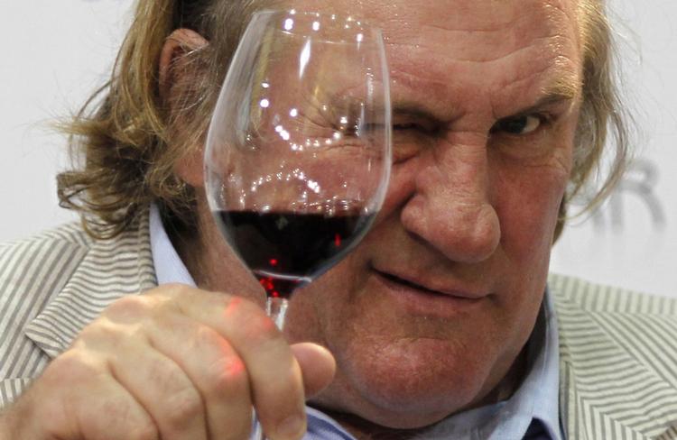 SKATTEFLUGT. Depardieu må tage stilling: Skal den gode franske rødvin erstattes af belgisk trappistøl eller russisk vodka? 