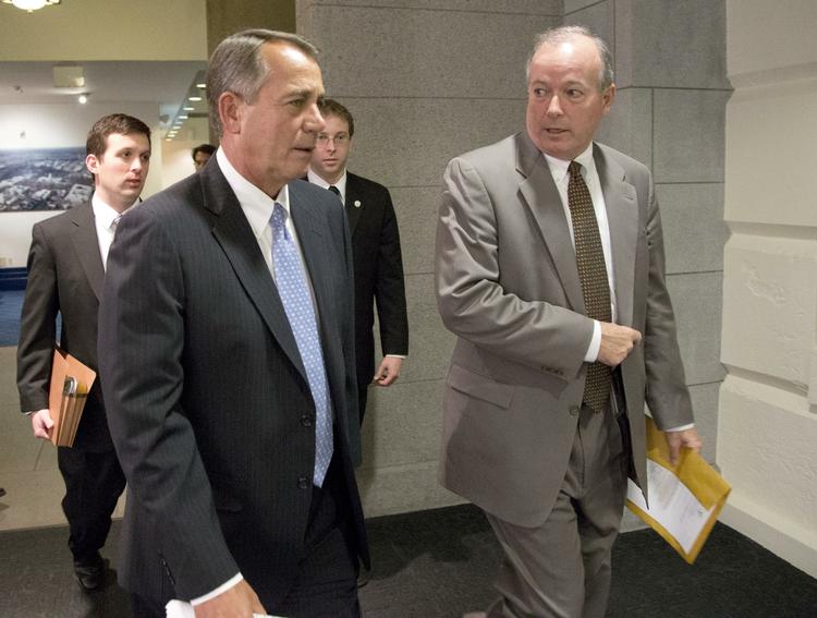 Slået. Han så lidt vingeskudt ud, John Boehner, der måtte erkende, at han ikke var i stand til at samle sine egen partifæller bag sig. 