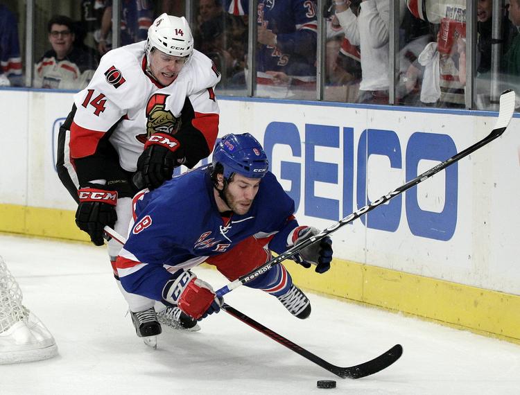 lockout. Colin Greening (nummer 14) i kamp i NHL. Men lige nu er amerikaneren stjerne i den danske isliga. 