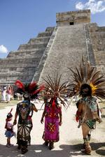 Nogle mayaer foran Kukulkan Pyramiden i Chichen Itza, Mexico. 
