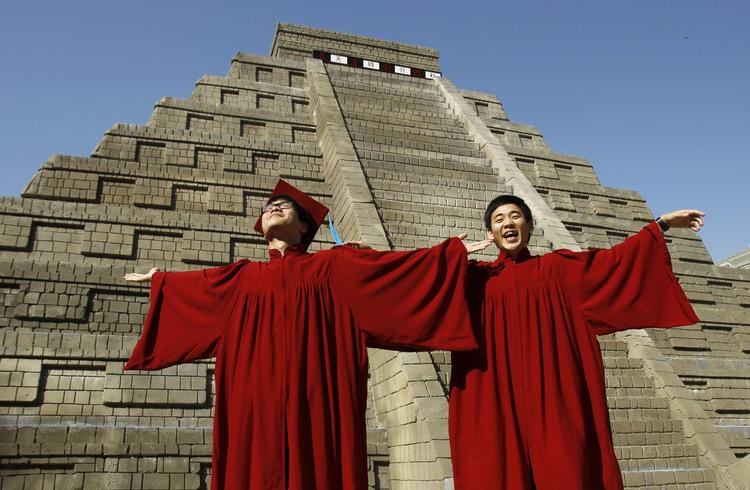 Studerende poserer foran en kunstig pyramide i det sydlige Taiwan. 