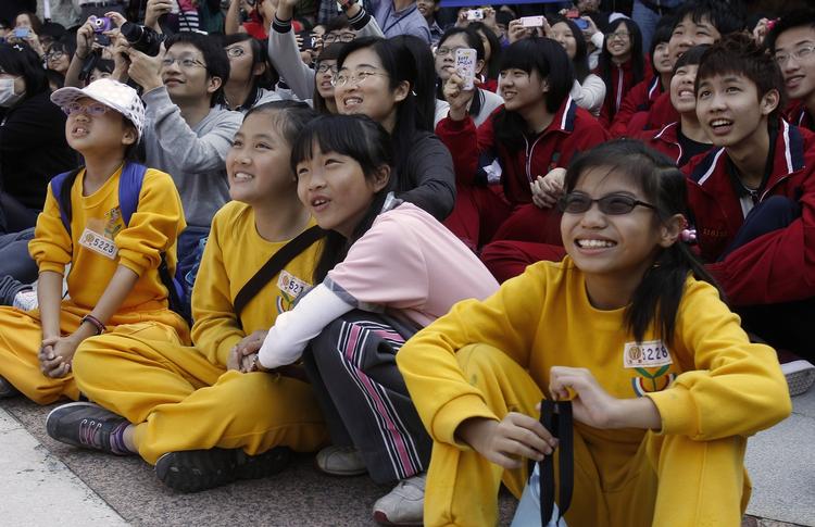 I Taichung i det sydlige Taiwan kigger studerende på nedtællingen til undergangen.... 