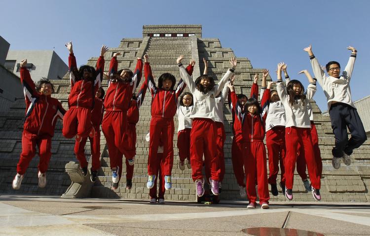 Studerende hopper foran en kunstig pyramide i det sydlige Taiwan. 