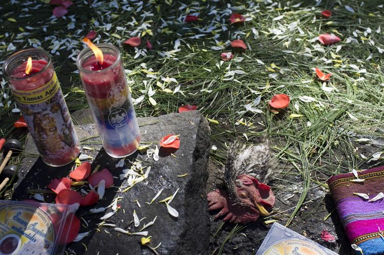 Et kylligehoved ligger tilbage på et alter efter en ceremoni i Iximche, Guatemala. 
