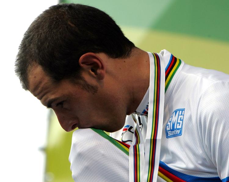 kvæstet. Alessandro Ballan kysser VM-trøjen efter at have vundet verdensmesterskabet på hjemmebane i Italien i 2008. 