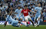 mestre. Manchester Citys Vincent Kompany (tv) og Carlos Tevez (nummer to fra venstre) var afgørende i holdets mesterskabssæson 2011-12. 
