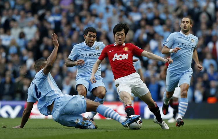 mestre. Manchester Citys Vincent Kompany (tv) og Carlos Tevez (nummer to fra venstre) var afgørende i holdets mesterskabssæson 2011-12. 