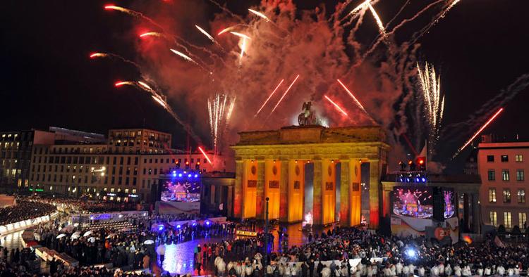 KNALD. Kom til gigantisk nytårsfest i Berlin og dansk Gangnam Style med en million andre feststemte mennesker. 
