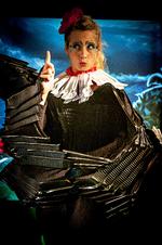 morale. Kondoren synger og belærer Dr. Dyregod om, hvem der er verdens farligste dyr (Ida Cæcilie Rasmussen). 