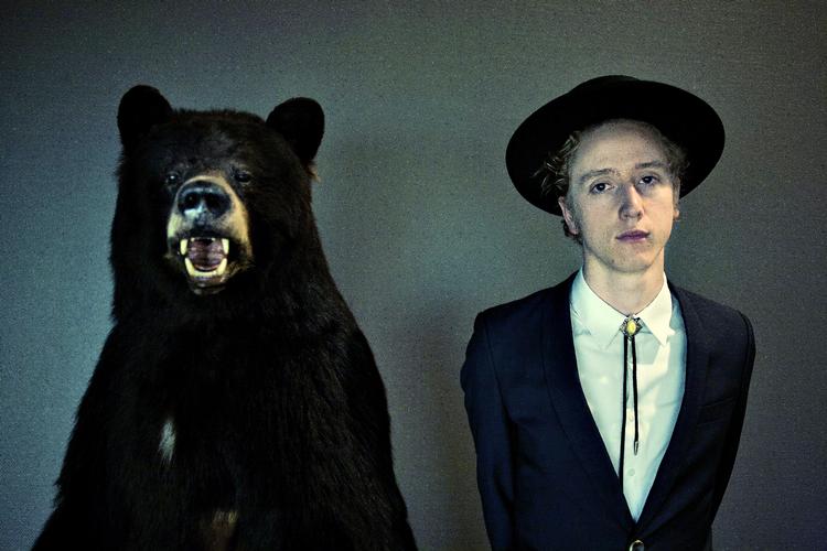 Americana. Jonas Alaska kommer fra Norge, men hans faste uniform med bredskygget hat og westernslips peger mod den amerikanske folk-tradition. 