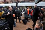 Overblik. Nakken tilbage og hold øje med skærmene. Sådan er livet som pendler i dag, hvor mange mennesker får juleferie. Omkring 35.000 passagerer forventes at krydse Storebælt i dag. 