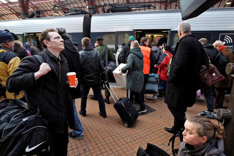 Overblik. Nakken tilbage og hold øje med skærmene. Sådan er livet som pendler i dag, hvor mange mennesker får juleferie. Omkring 35.000 passagerer forventes at krydse Storebælt i dag. 