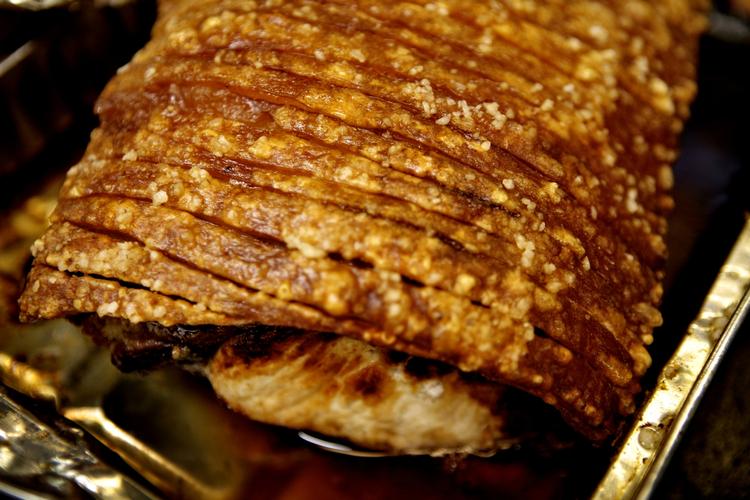 Tørt. Du skal ikke stege din flæskesteg, til den er 75 grader indeni - som der ofte står på pakken. Den rigtige temperatur er omkring 65 grader. 