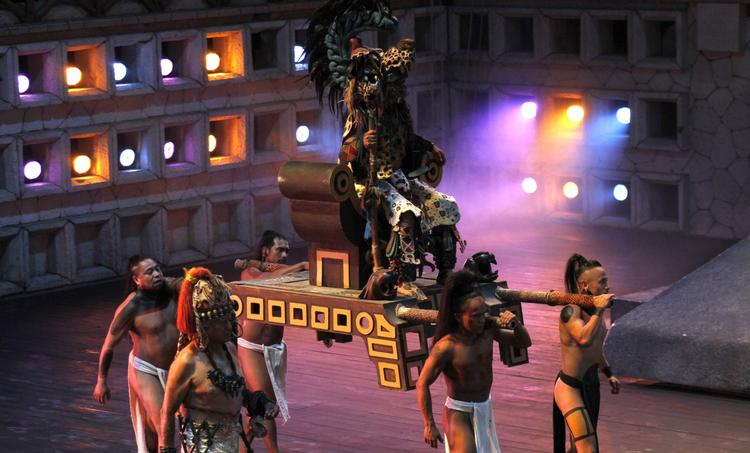 BBC har talt med en mayapræst, der på linje med andre, afviser, at maya-kalenderens afslutning betyder, at Jorden går under. Mange steder i verden opføres der i disse dage ritualer og opførelser for at markere den nye kalender. 