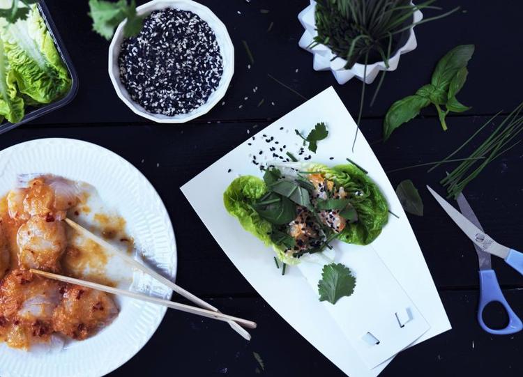 Grøn cigar. Fiskefyldet i salatrullerne er marineret i en blendet blanding af mandarin, chili, sukker og salt. 