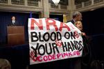 Demonstration. NRA-formandens pressemøde blev afbrudt et par gange af aktivister, der forsøgte at protestere mod NRA. 