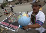 En peruansk shaman udføre et ritual mod den påståede undergang i Lima, Peru. 