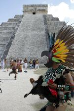 Maya-folk danser for Kukulkan Pyramiden i Chichen Itza, Mexico, hvor hundredevis af troende har samlet sig for at forberede sig på Jordens undergang. 