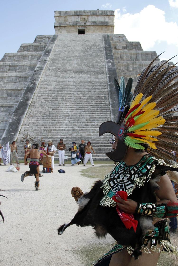 Maya-folk danser for Kukulkan Pyramiden i Chichen Itza, Mexico, hvor hundredevis af troende har samlet sig for at forberede sig på Jordens undergang. 