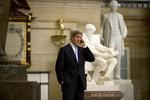 Udenrigsminister. Senetor John Kerry fanget med mobilen i Capitol Hill. 