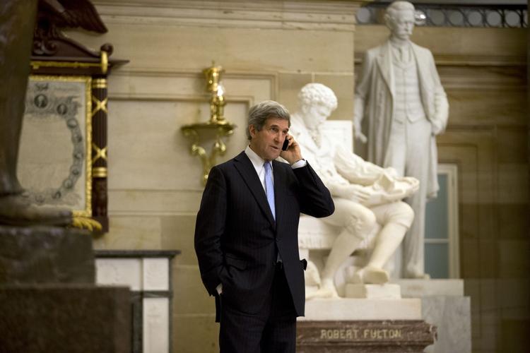 Udenrigsminister. Senetor John Kerry fanget med mobilen i Capitol Hill. 
