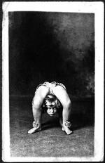 Vupti. Et 'slangebarn' kigger skævt på læseren fra et af de mange bizarre fotografier, der har været forfatterens inspirationskilde. 