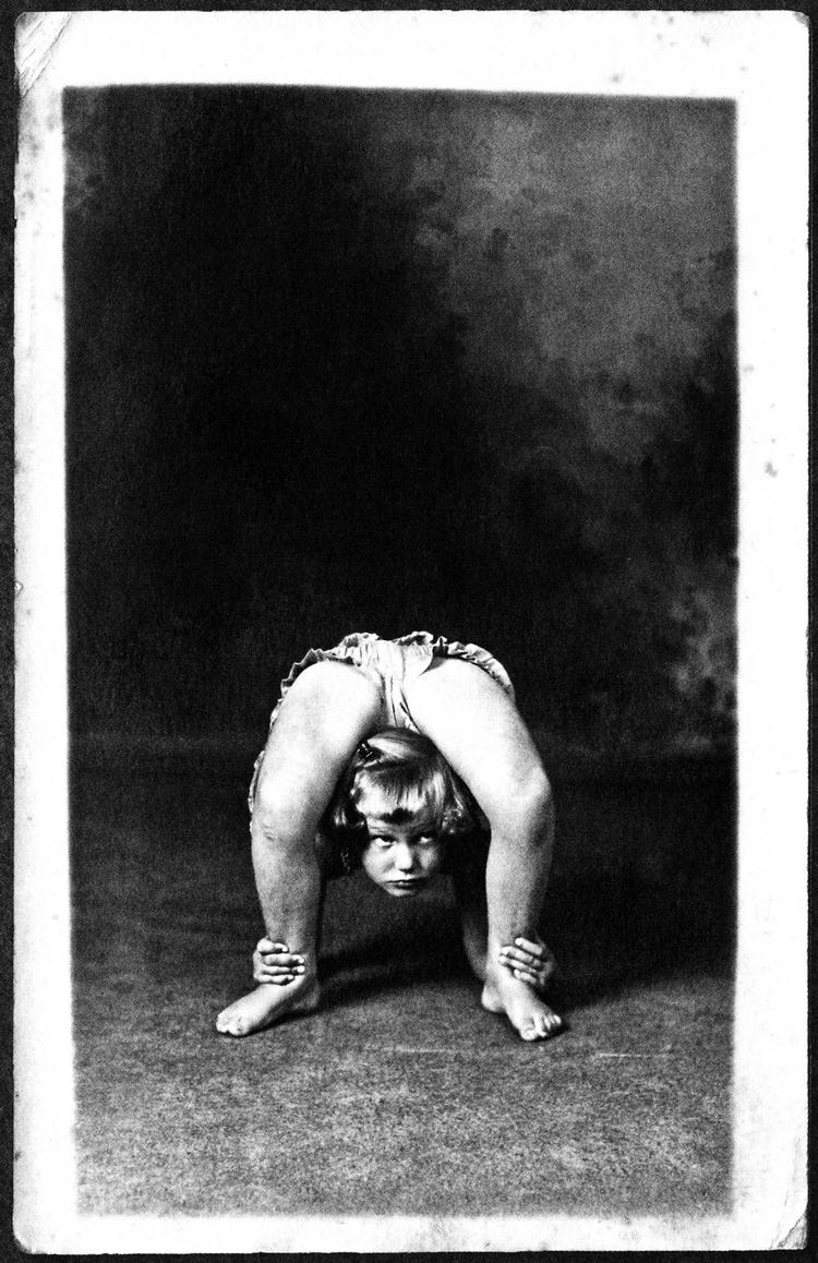 Vupti. Et 'slangebarn' kigger skævt på læseren fra et af de mange bizarre fotografier, der har været forfatterens inspirationskilde. 