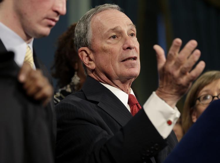 Kritik. Efter massakren på Sandy Hook-skolen i Newton har New Yorks borgmester Michael Bloomberg opfordret til, at Kongressen og præsident Obama indfører strengere våbenlovgivning. Han kritiserer nu NRA's forslag om bevæbnede vagter ved skolerne. 