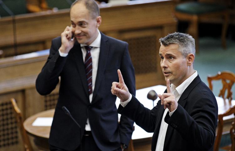 Lønforhøjelse. Henrik Sass Larsen (til højre) har fået en tidlig julegave af partifællerne. 