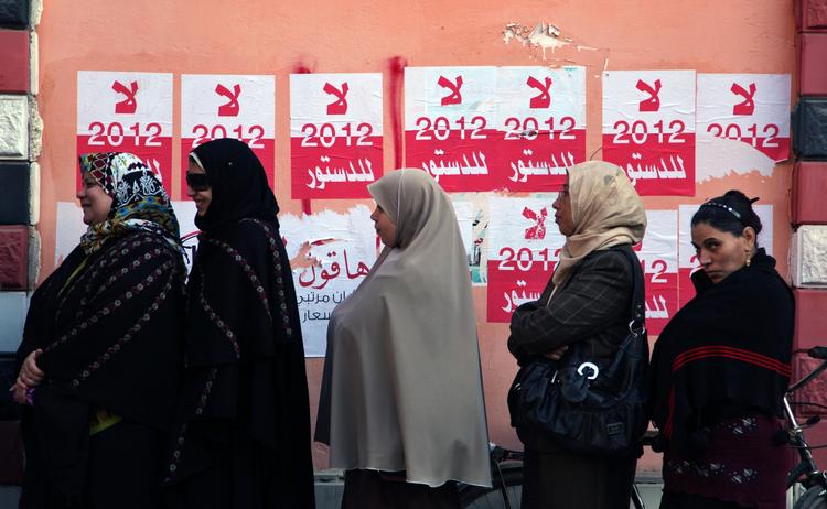 Valgdag. Egyptiske kvinder står klar til at stemme i Fayoum cirka 100 kilomter syd for Kairo. 